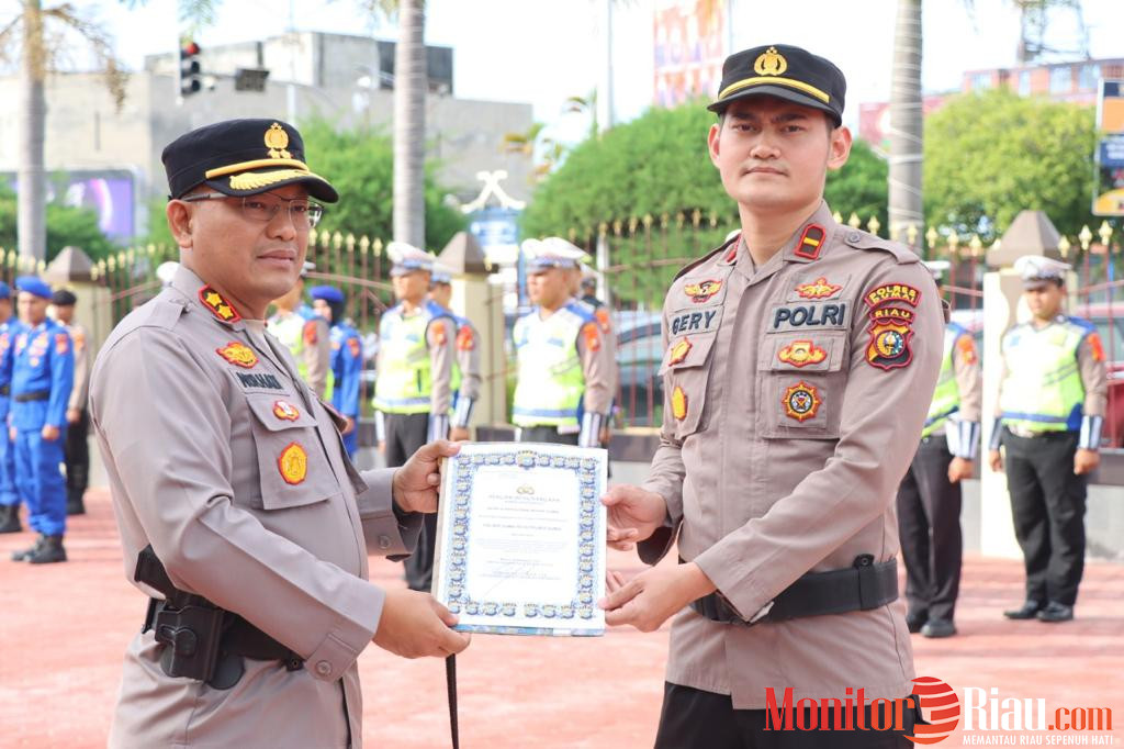 Kapolsek Dumai Kota Terima Piagam Penghargaan Polsek Terbaik Dari Kapolres Dumai