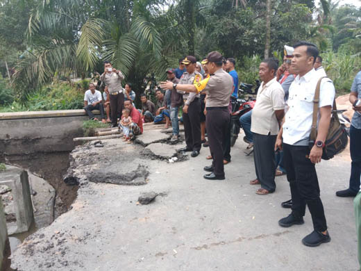 Kapolres Kampar Tinjau Perbaikan Jalan Lintas Riau - Sumbar