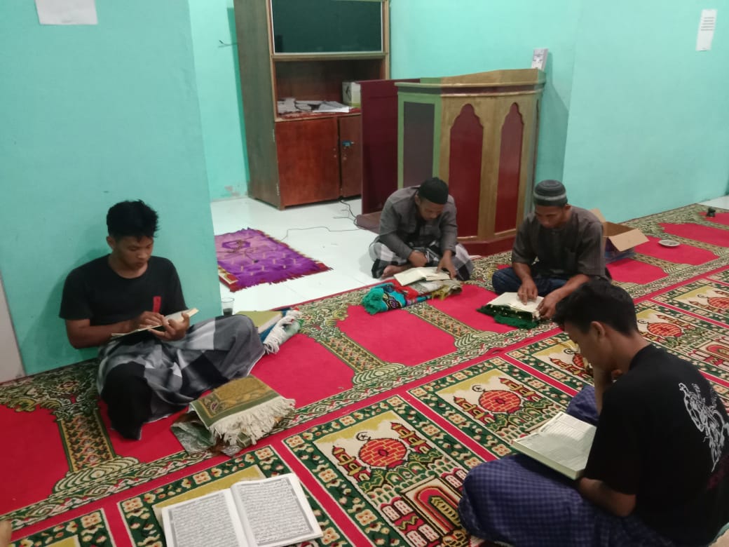 Remaja-remaja Mushalla Nurul Iman Isi Ramadhan Dengan Tadarusan