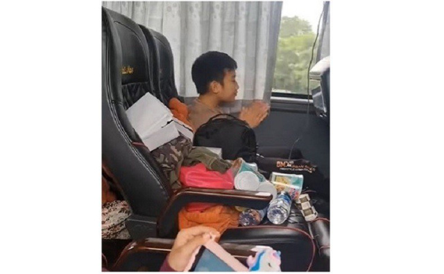 Viral Video Bocah Tayamum dan Salat di Bus, Netizen Kagum Doakan Jadi Anak Soleh