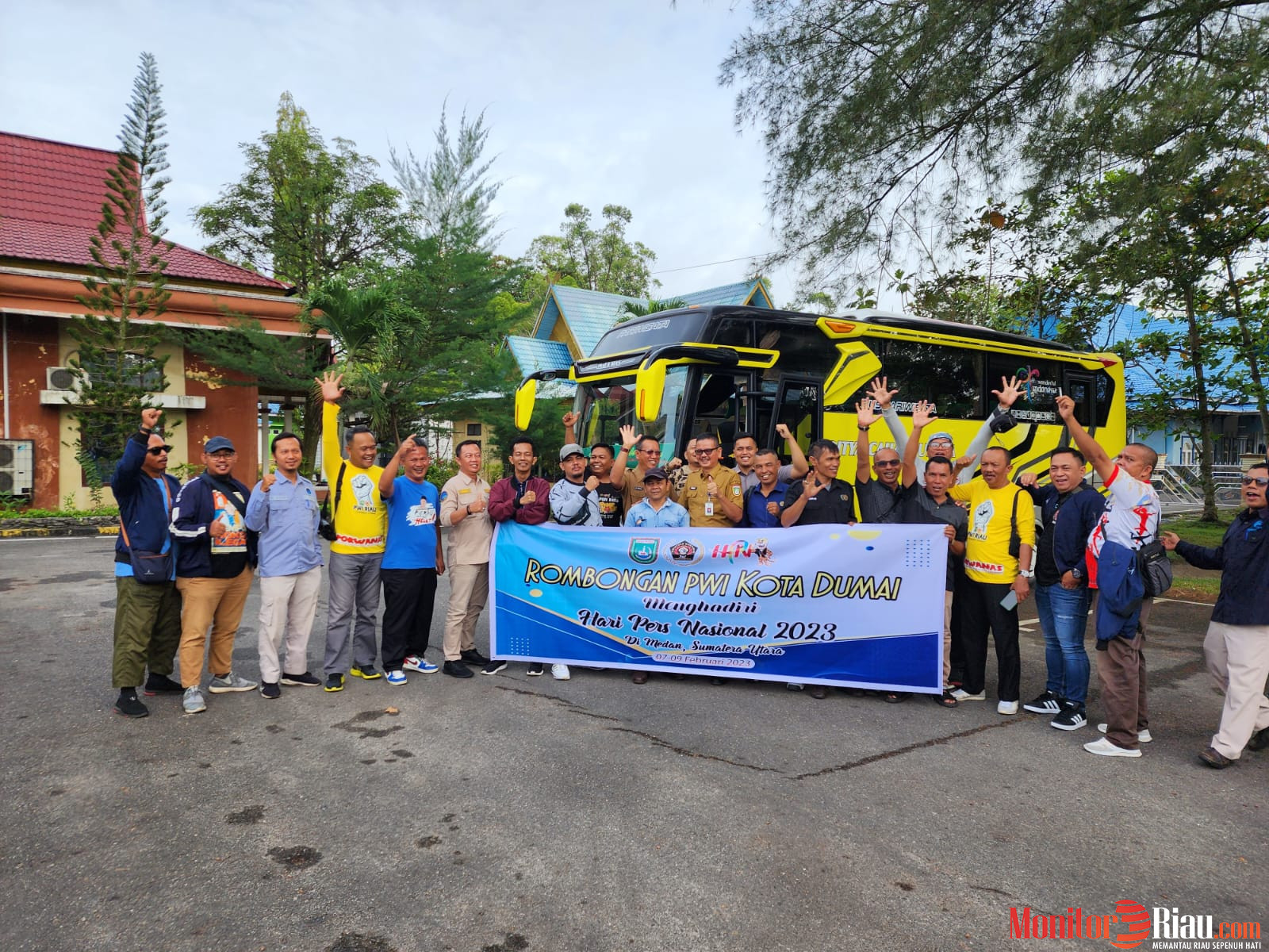 Wali Kota Dumai Lepas Rombongan PWI Dumai Mengikuti HPN 2023 di Medan