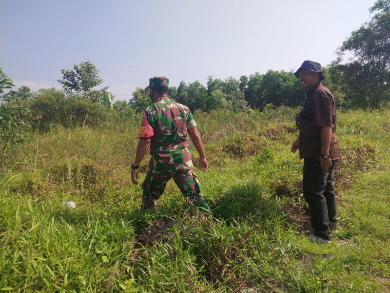 Sertu Sugianto Bersama Masyarakat Laksanakan Patroli Cegah Karhutla