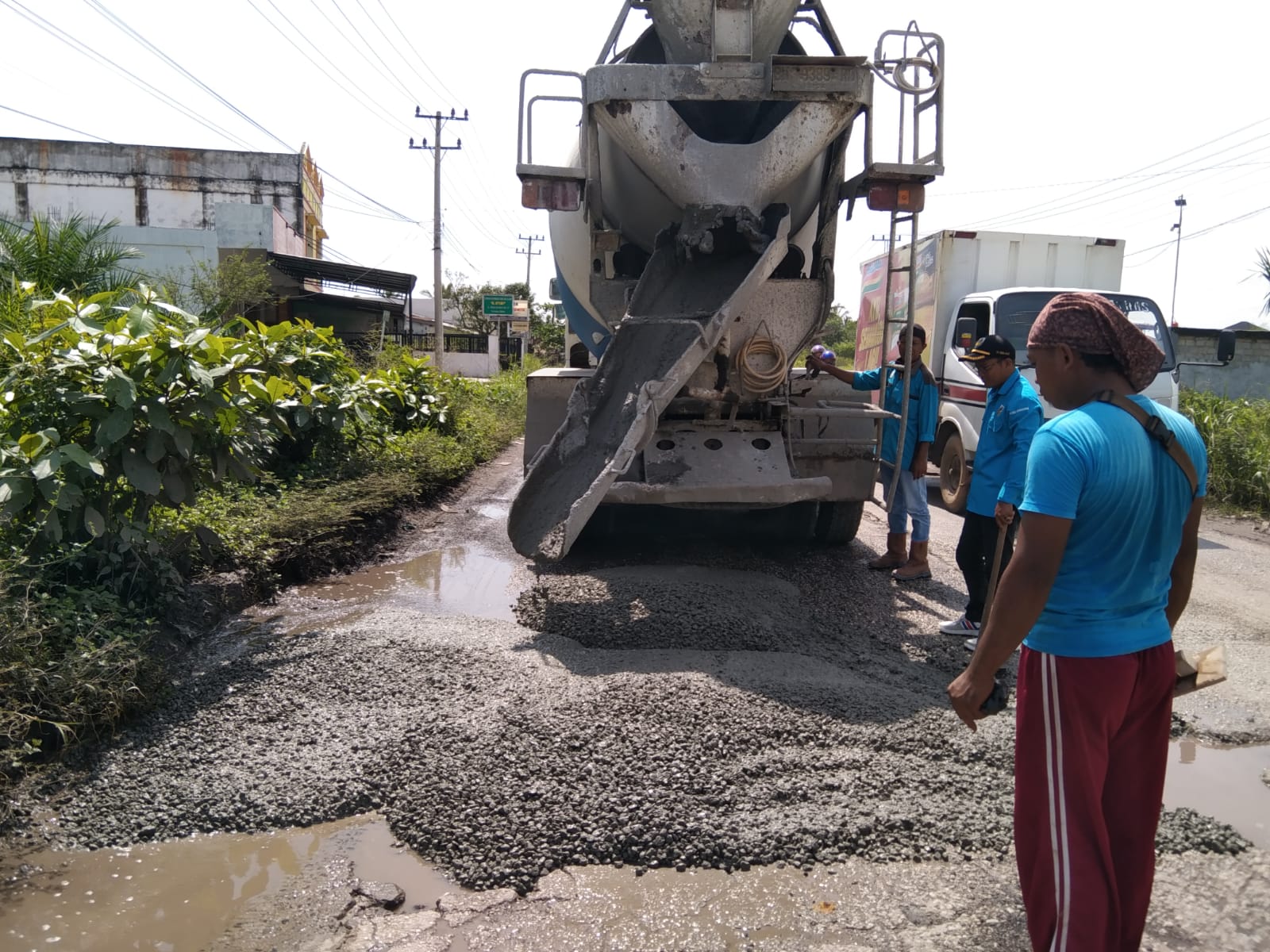 Kurangi Resiko Kecelakaan, PK KNPI Dumai Barat Lakukan Pengecoran Jalan