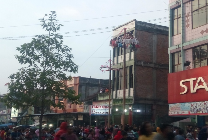 Masyarakat Kecamatan Mandau Tumpah Ruah Memenuhi Jl. Jend Sudirman Duri