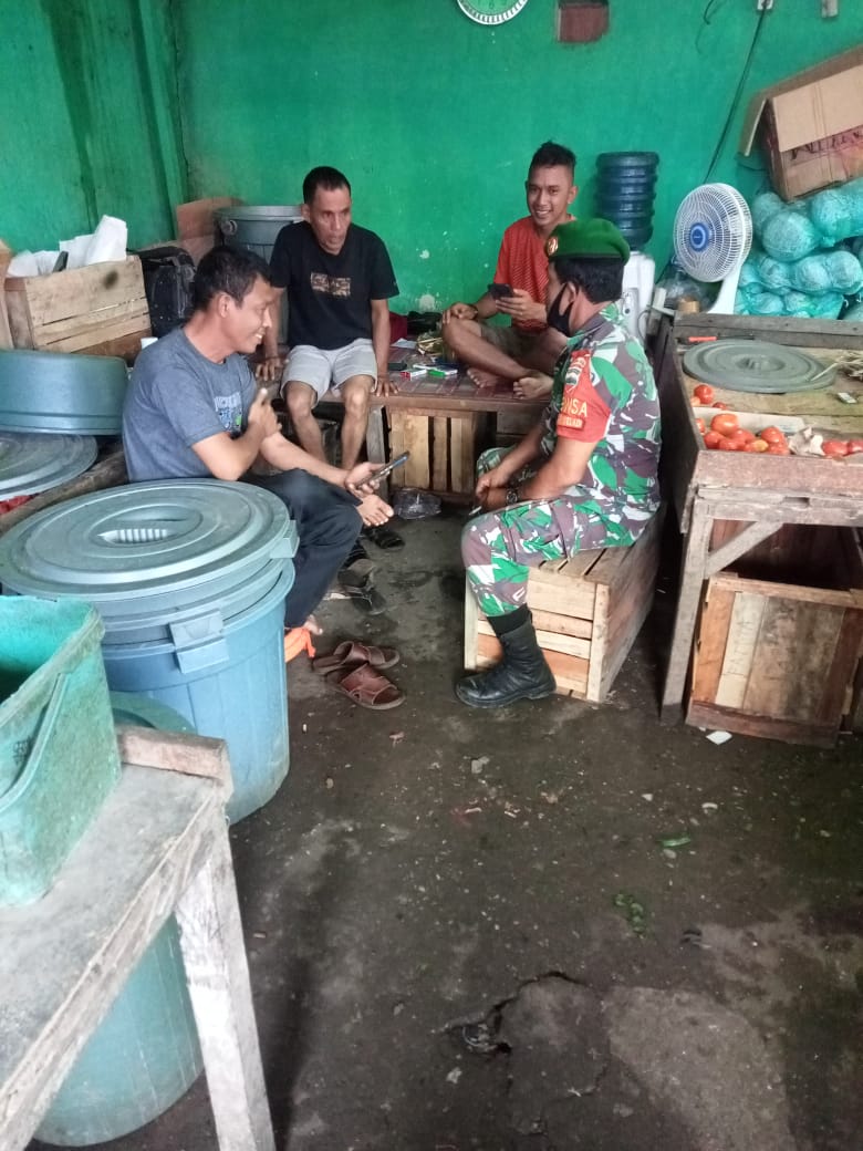 Sertu Heriyanto Datangi Pasar Pulau Payung Sosialisasikan Pencegahan Covid-19