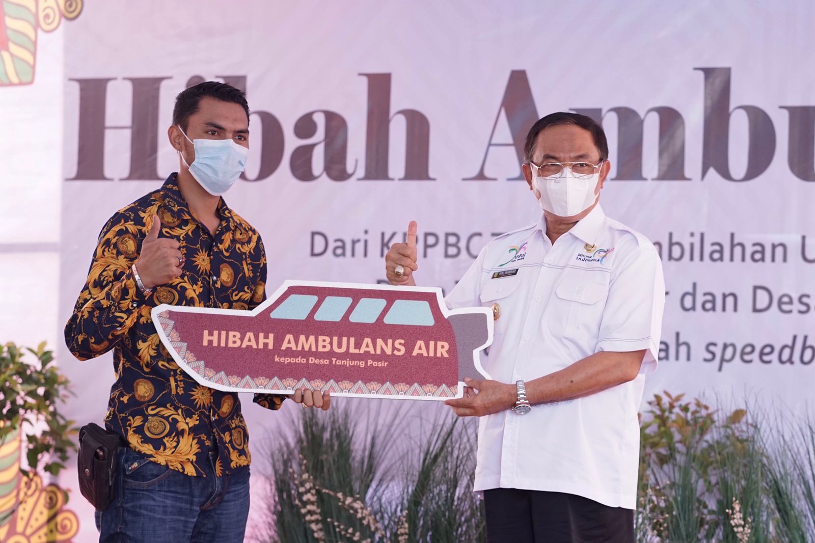 Bupati Inhil Apresiasi CSR Bea Cukai Tembilahan Serahkan 2 Unit Ambulans Air