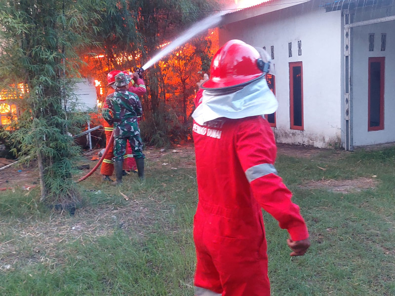 Kebakaran di Jalan Merdeka Baru, Sertu Arjuna Endar Turun Tangan