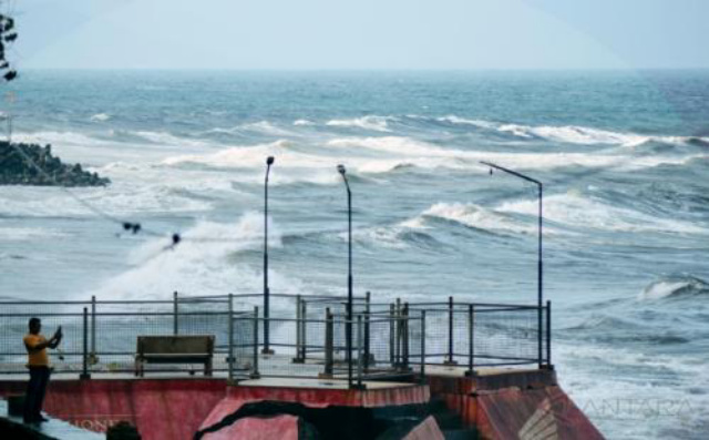 Waspada Gelombang Tinggi hingga 4 Meter di Sejumlah Perairan Indonesia