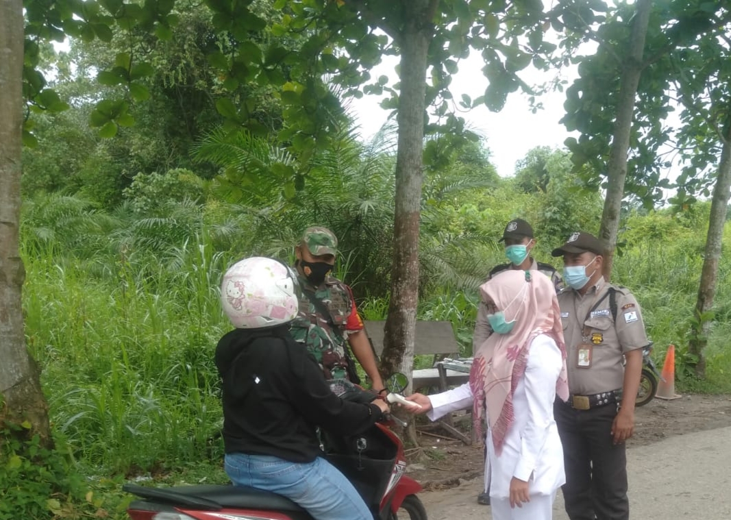 Babinsa Kelurahan Bukit Timah Serka Fahrizal Purba, Lakukan Pengecekan Suhu Tubuh di Pos Pemeriksaan