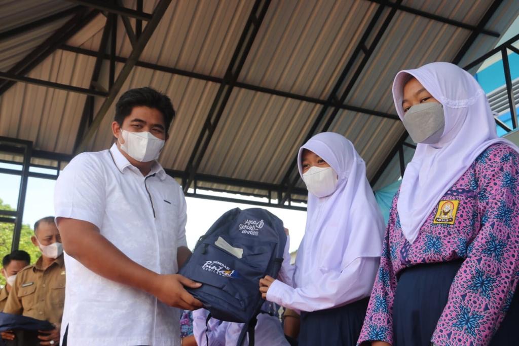 Plt Bupati Bintan Serahkan  Secara Simbolis Seragam SD dan SMP Gratis