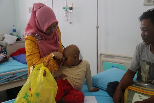 Ketika Zulaikhah Wardan menjenguk Pasien Tumor Mata