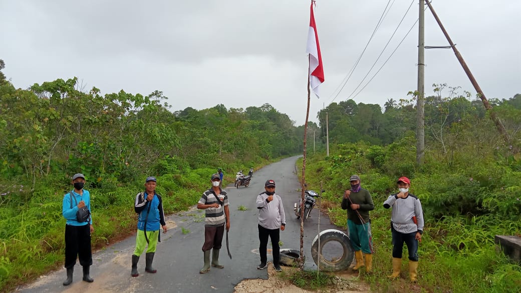 Pemcam Singkep Selatan bersama Warga Goro Bersih-bersih Bahu Jalan