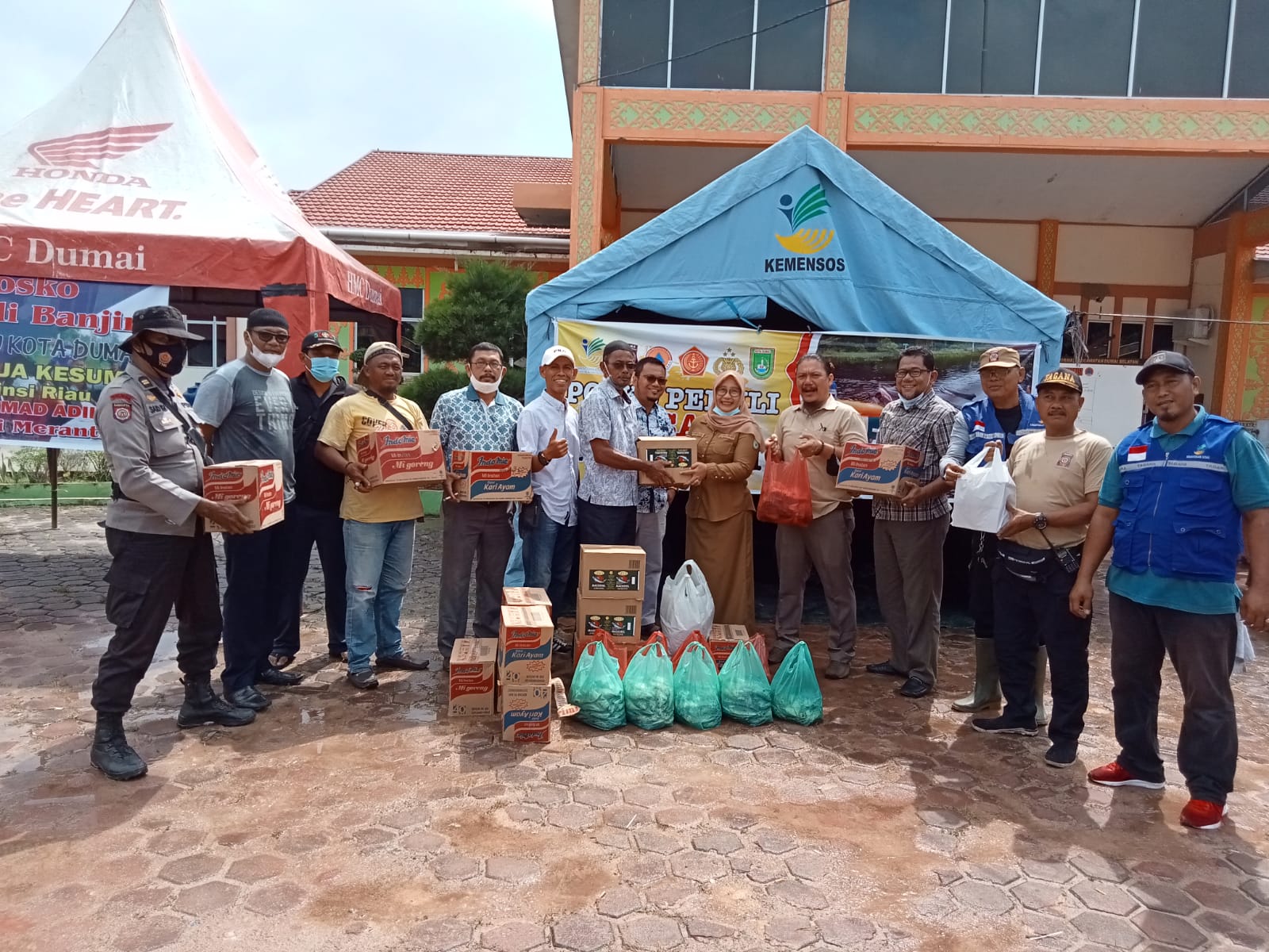 Megaria Group Dumai Salurkan Bantuan untuk Korban Banjir
