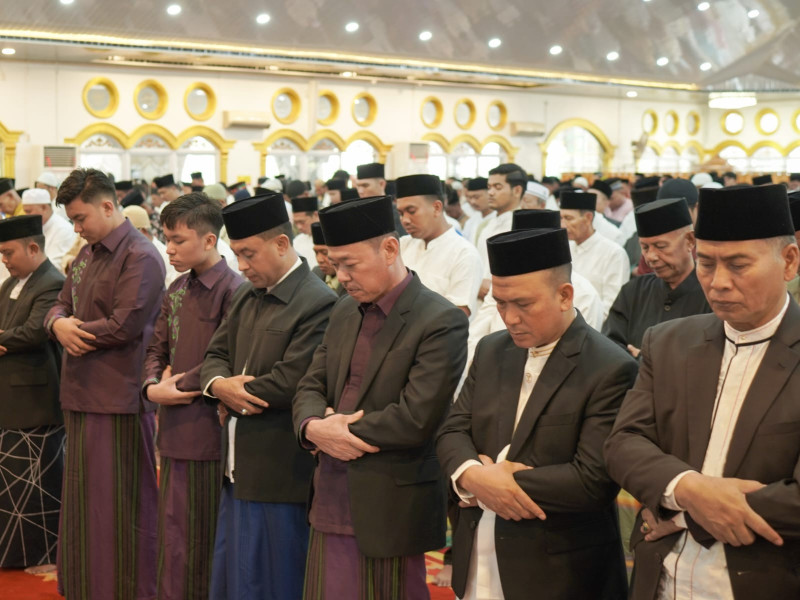 Bupati Rohil Afrizal Sintong dan Keluarga Solat Idul Fitri di Masjid Agung Al-Ikhlas Bagansiapiapi