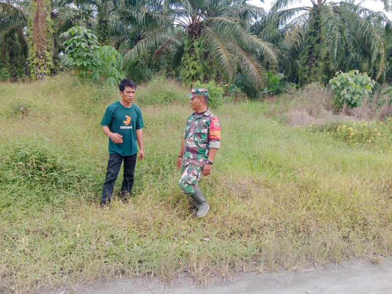 Serda Bambang Irwanto Melaksanakan Patroli dan Sosialisasi Cegah Karhutla