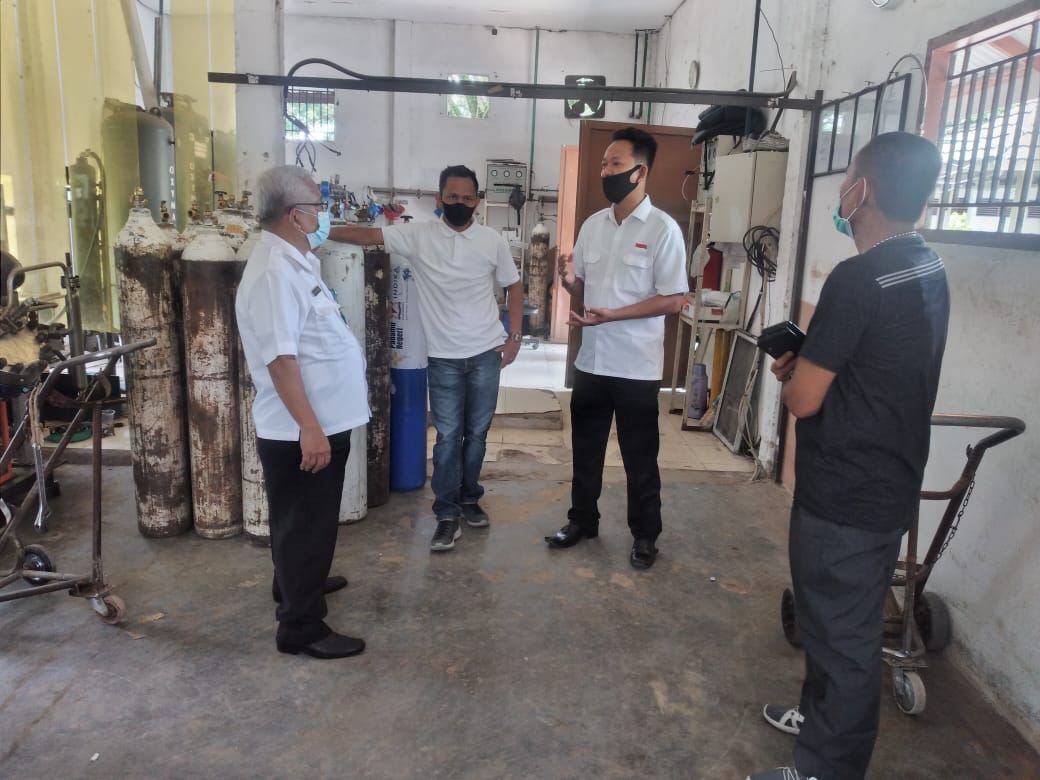 Kadin Inhil Serah Terimakan 30 Tabung Oksigen ke Direktur RSUD Puri Husada Tembilahan