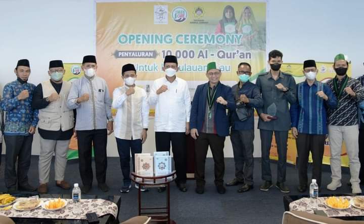 Gubernur Ansar Terima 10.000 Al Quran dari Yayasan Amirul Ummah Indonesia 