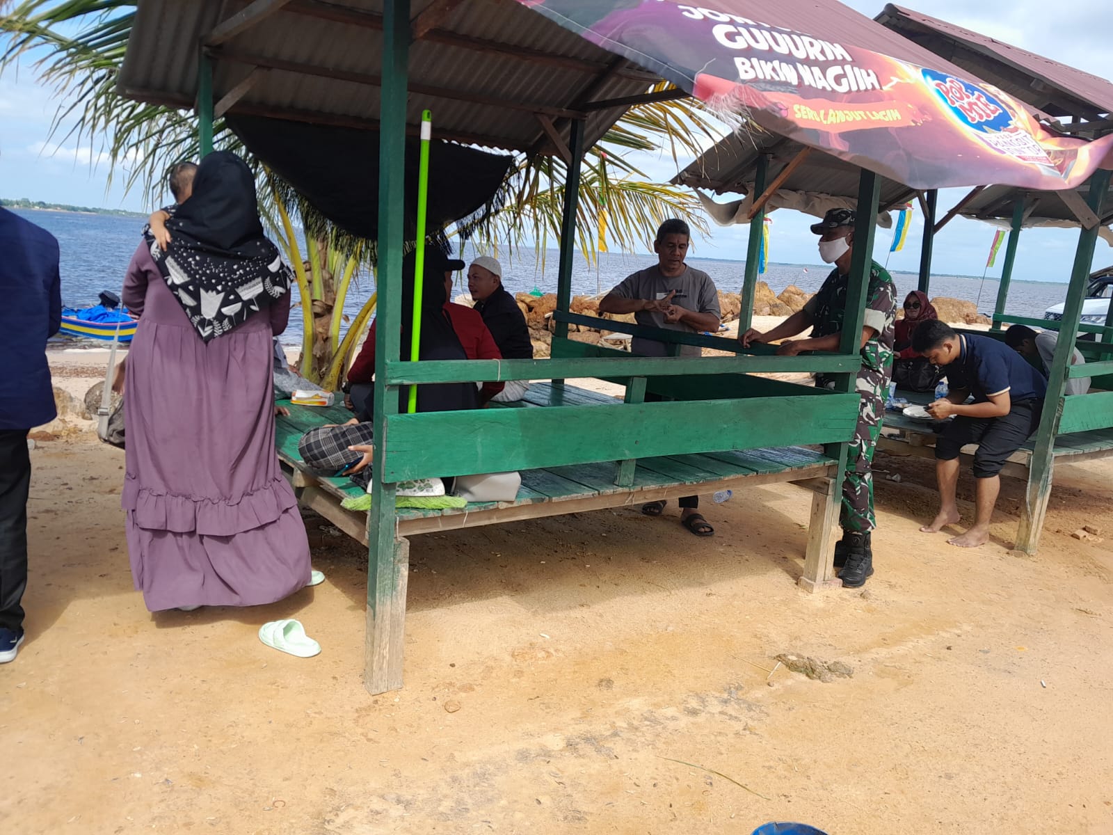 Pelaksanaan Pengamanan Pos Nataru Diisi Oleh Sosialisasi Pencegahan Covid-19 Oleh Babinsa