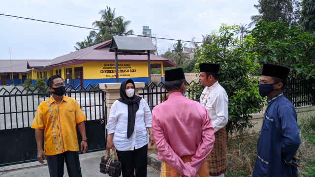 Terkait Permasalahannya Dengan PT Semen Padang, Hj Yanti Komala Sari Tinjau SDN 003