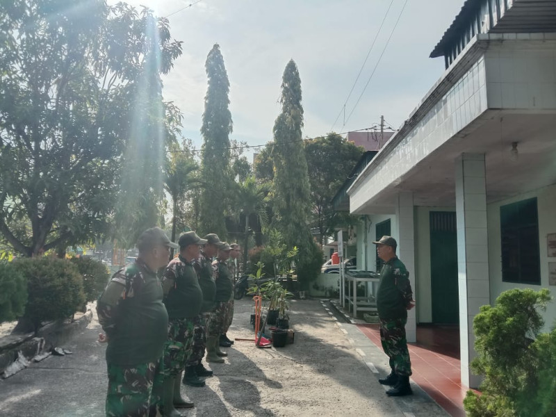 Danramil 01/Dumai Pimpin Korve Bersihkan dan Percantik Makoramil, Tanam Pohon Ekonomis