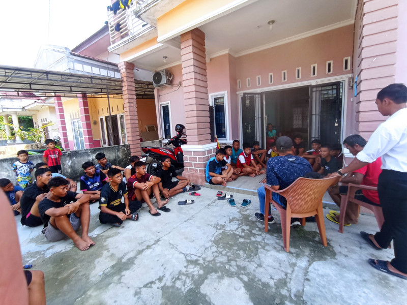 Coach Alimun Siregar Beri Motivasi Pemain Dales United U-15