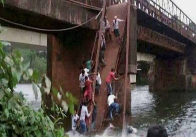 Waduh...!!! Nonton Orang Bunuh Diri, Puluhan Warga Malah Celaka