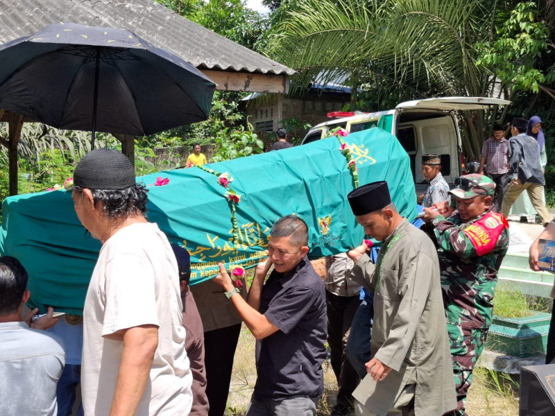 Kasdim Kodim 0320/Dumai Antarkan Jenazah Istri Serma Efrizal ke Peristirahatan Terakhir