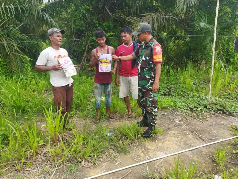 Selain Melaksanakan Sosialisasi, Sertu Abu Kosim Serahkan Brosur Pencegahan Karhutla