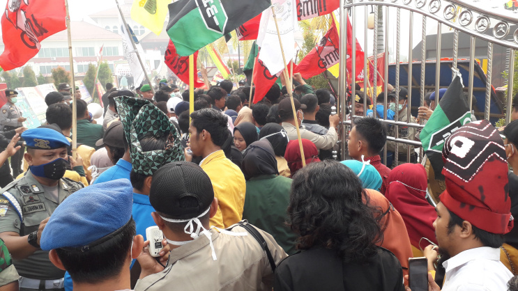 BREAKING NEWS, Puluhan Mahasiswa Aksi Unjuk Rasa Jelang Pelantikan Anggota DPRD Inhil