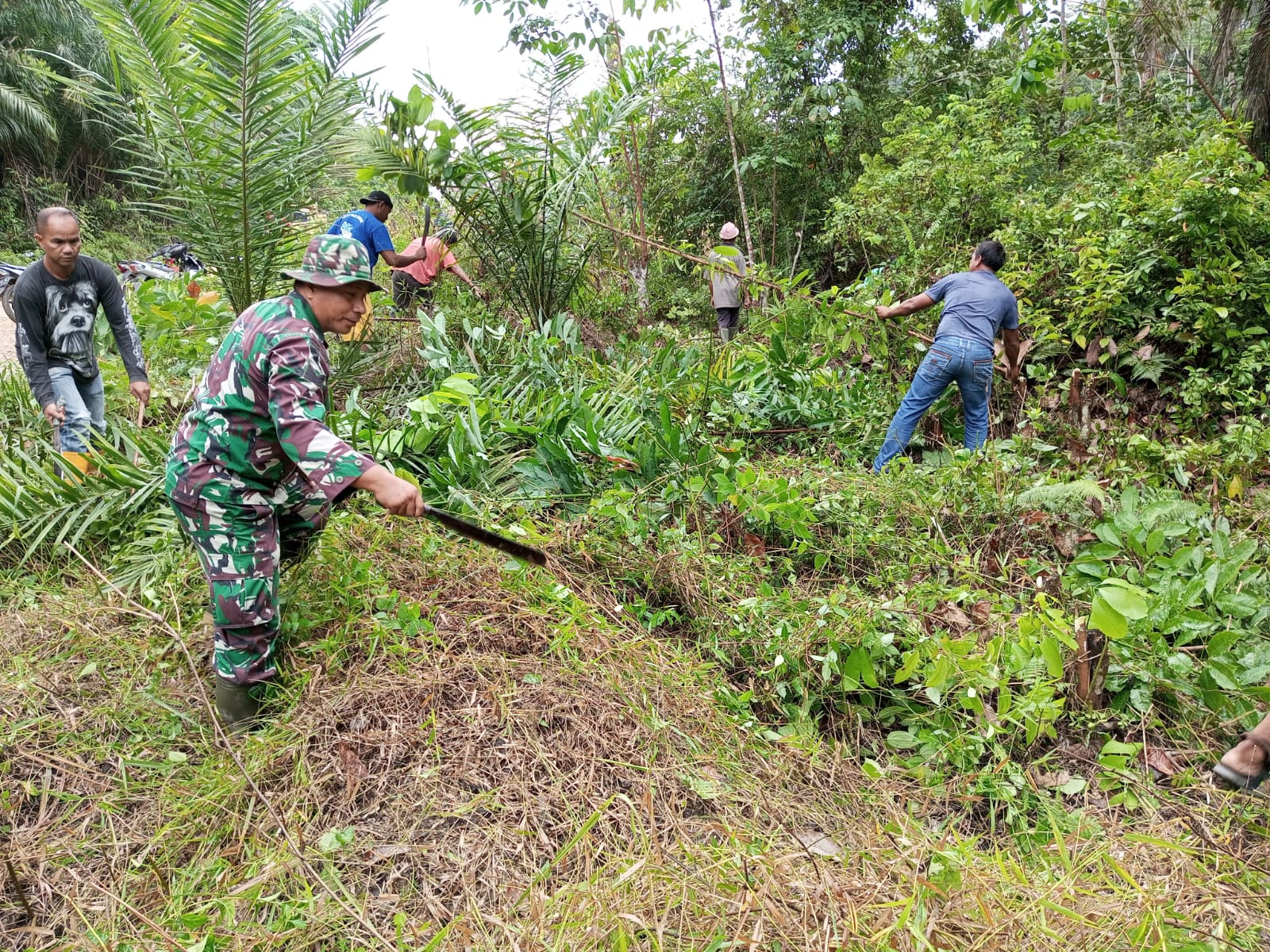 Serma Zul Efendi dan Masyarakat Laksanakan Goro