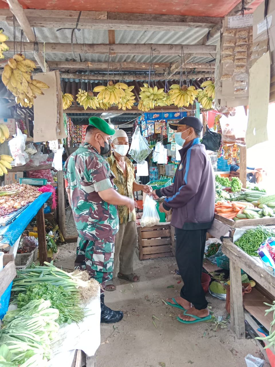 Puasa Pertama, Sertu Mahyudin Sosialisasikan Pencegahan Covid-19