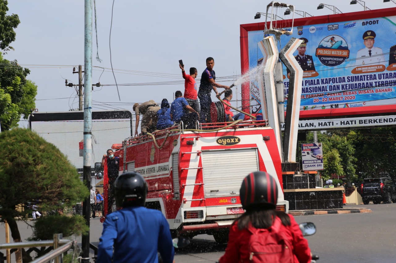 Pemkab Labuhanbatu Semprotkan Disinfektan Antisipasi Penyebaran Covid-19 di Jalan Protokol