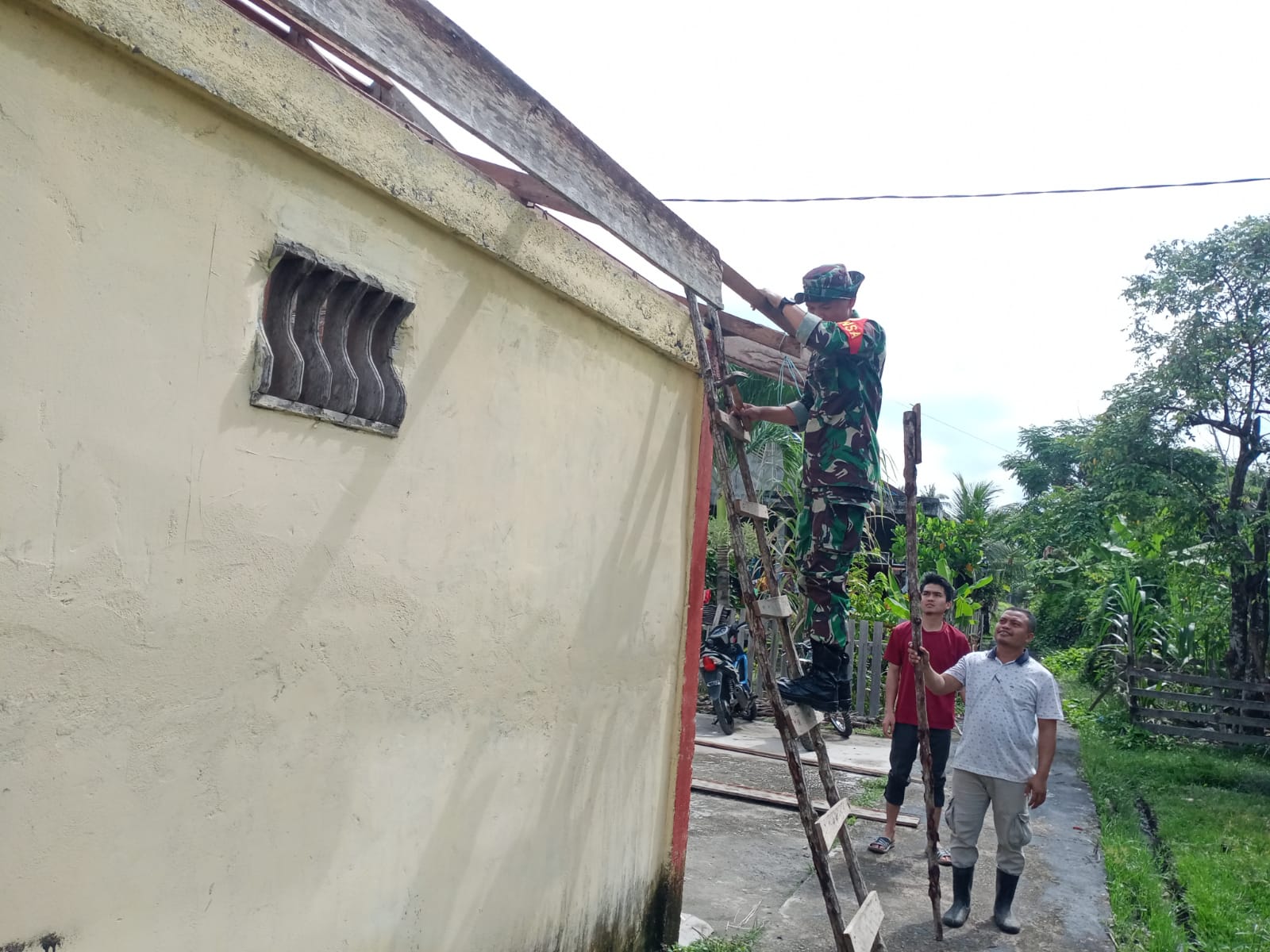 Eratkan Hubungan Dengan Masyarakat, Babinsa Serda Engki Laksanakan Giat Komsos dan
