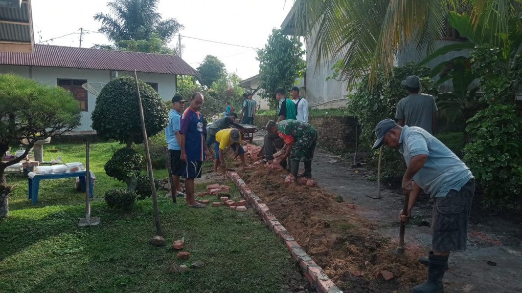 Sertu Sareh Bangun Turap dan Perbaiki Jalan Bersama Masyarakat