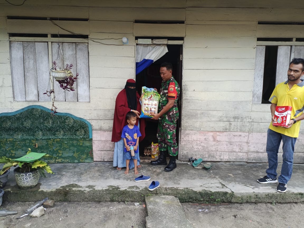 Cegah Stunting Serda Andi Serahkan Bantuan