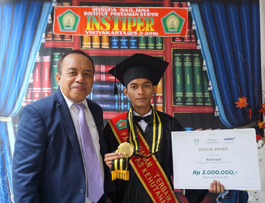 Pemuda Kampar Lulusan Terbaik INSTIPER Yogyakarta