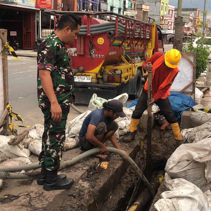 Babinsa Koramil 03 Dumai Amankan Proyek Penanaman Pipa Gas PGN di Jalan Protokol