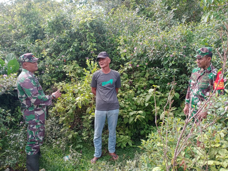 Tak Ingin Ada Karhutla, Serda Ansari Melaksanakan Patroli