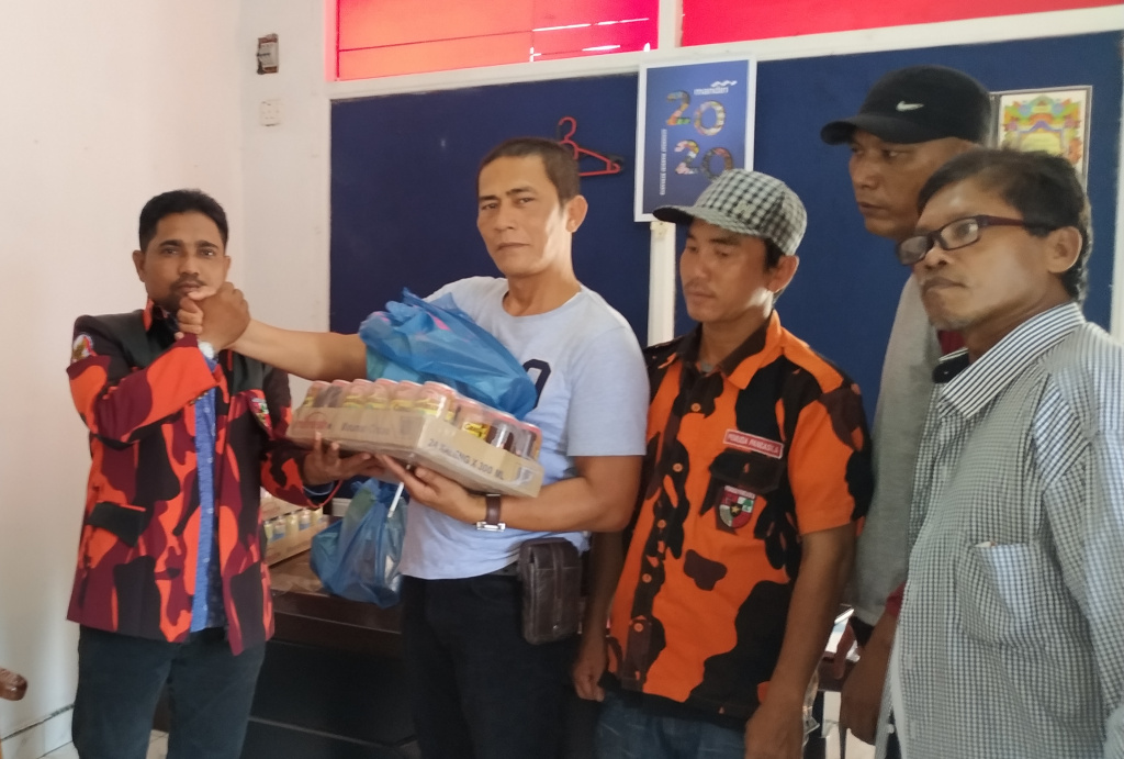 Jelang Tahun Baru,  PAC PP Dumai Timur Serahkan Bingkisan pada Pengurus