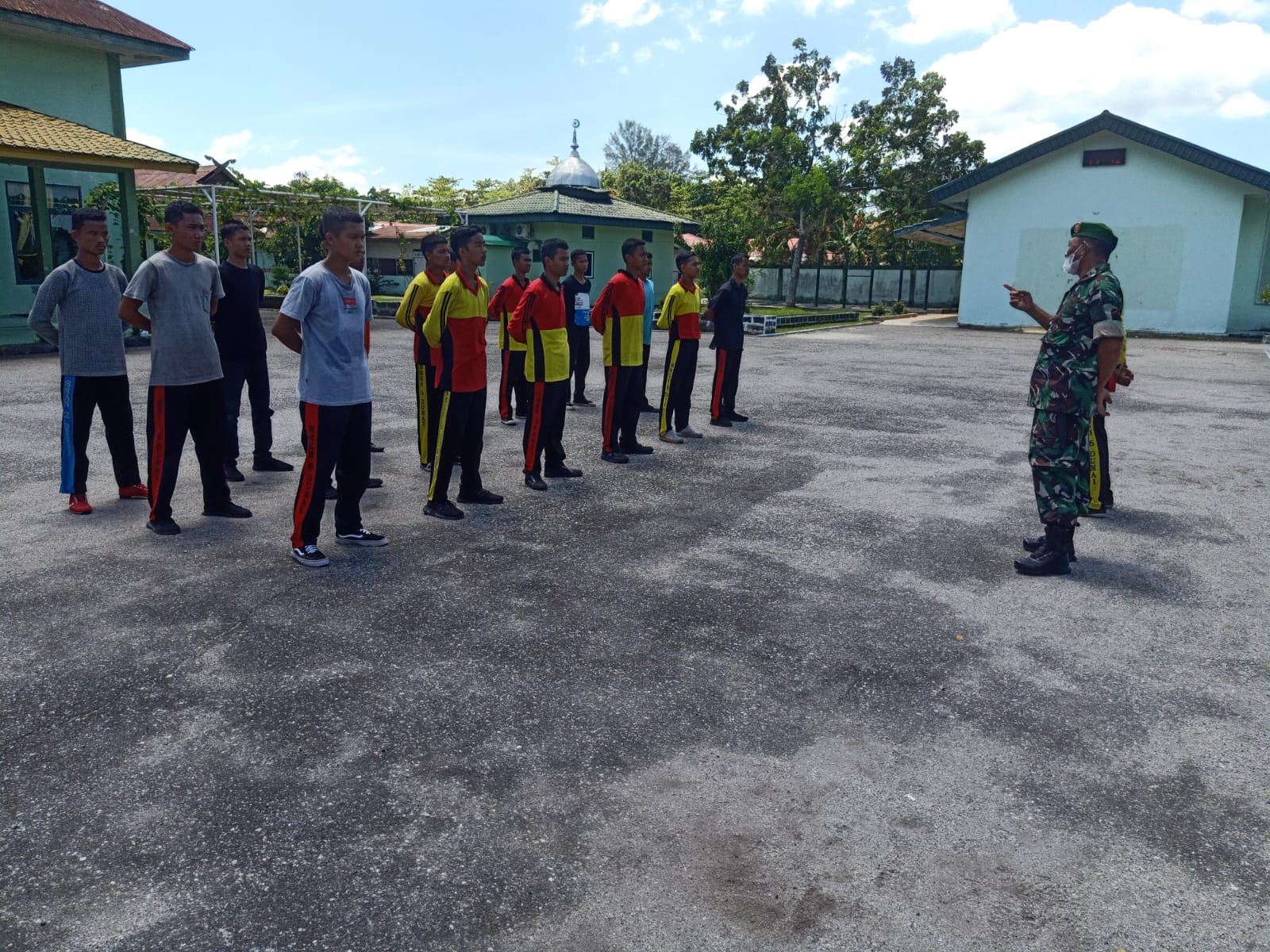 Sertu M Aslim Lubis Latih Siswa SMKN 6 PBB