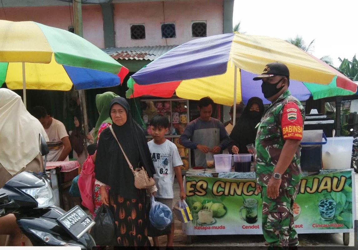 Datangi Pasar Sukaramai, Serda Roni Ingatkan Masyarakat