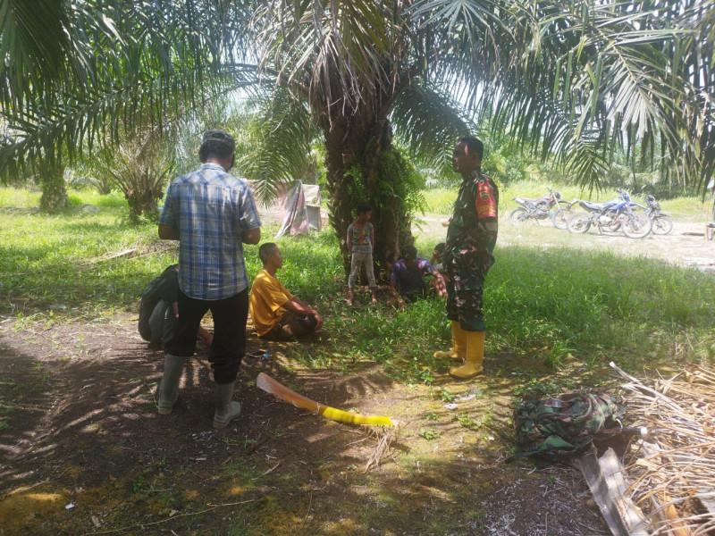 Serda Miftah Gelar Komsos dan Patroli Cegah Karhutla di Kelurahan Batu Tritip