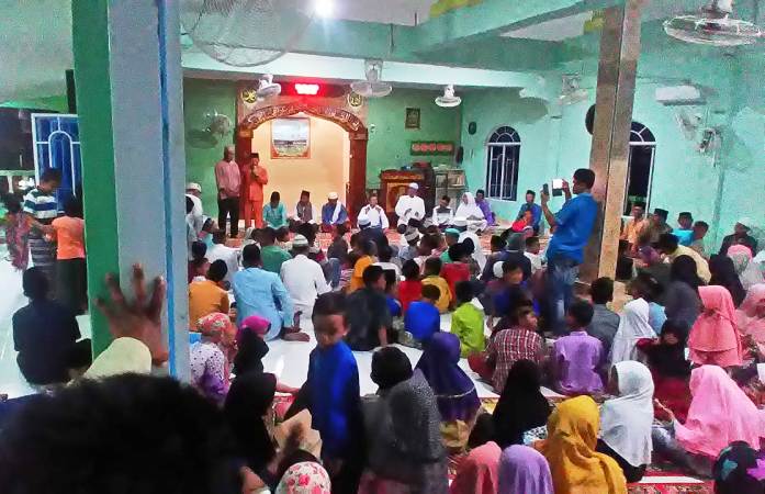 Lurah Batu Merah Hadiri Acara Isra' Miraj Bersama Warga