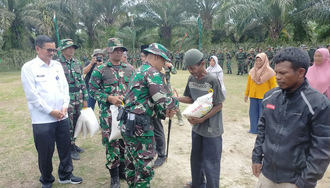 TMMD ke 117, Dansatgas TMMD Letkol Inf Anthony Tri Wibowo Serahkan Bantuan Sembako