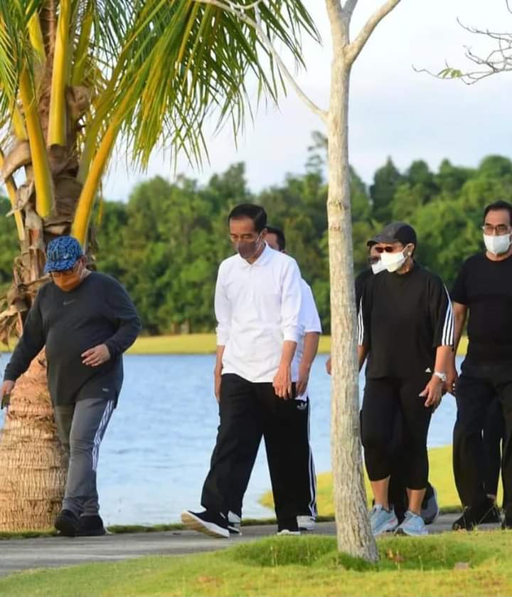 Presiden Jokowi Berolahraga didampingi Gubernur Ansar Sebelum Gelar Pertemuan dengan PM Singapura