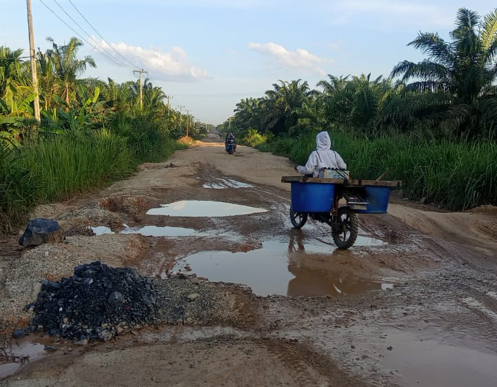 Masyarakat Keluhkan Rusaknya Jalan Raya PU Basilam Dumai
