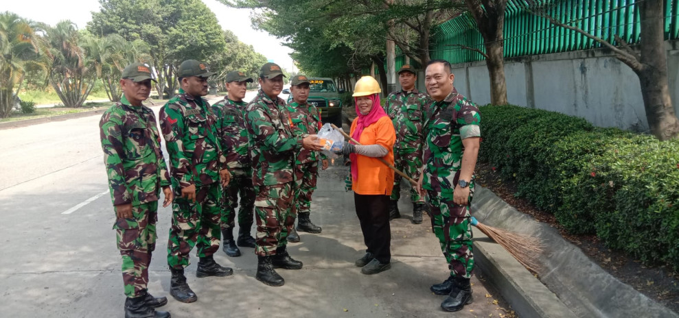 Kodim 0320/Dumai Serahkan Ratusan Paket Nasi Kotak