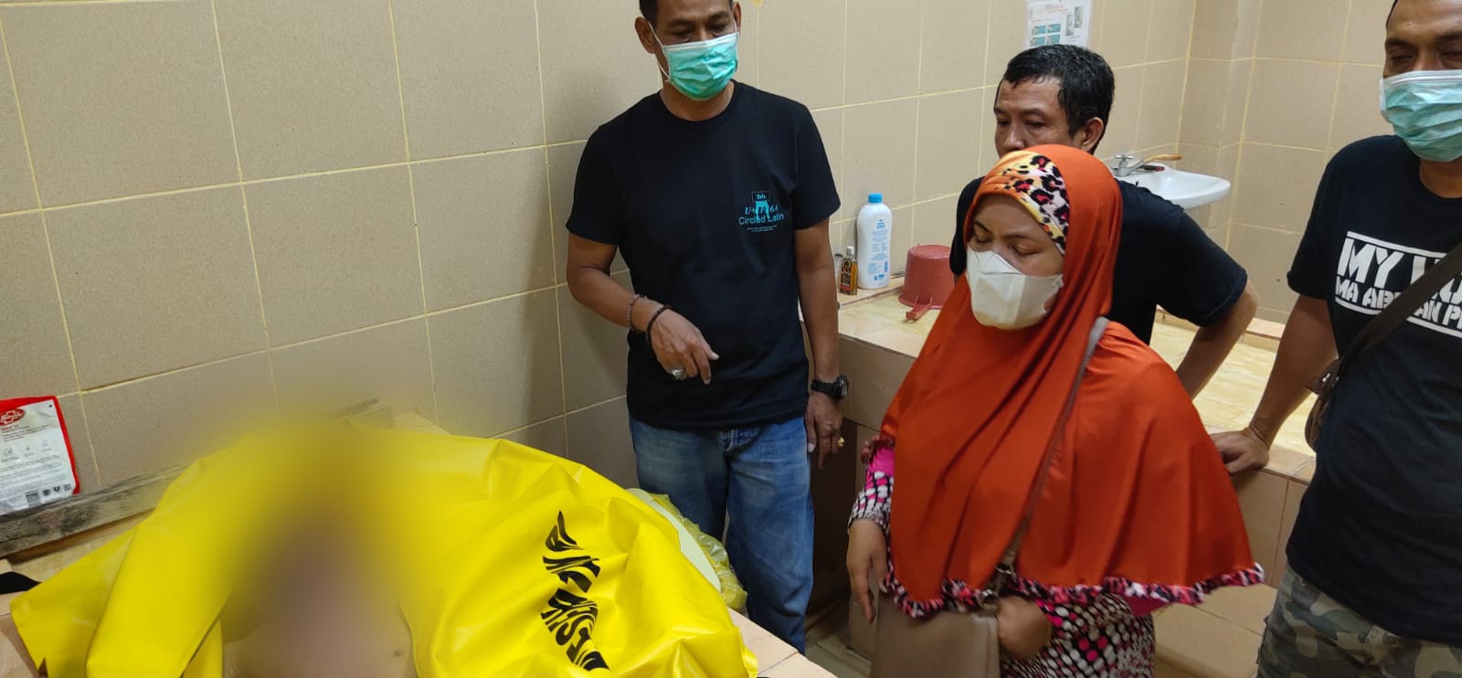 Polresta Tanjungpinang Bantu Evakuasi Jasad Anak Ditemukan Mengapung