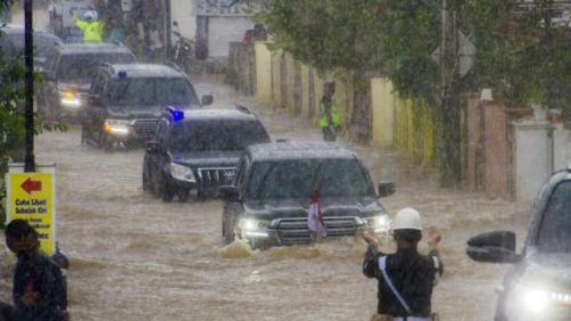 Rombongan Jokowi Terobos Genangan Tinggi Banjir di Kalsel, Ini Kata Istana