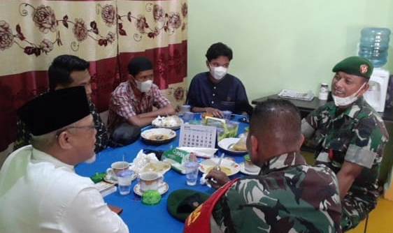 Babinsa Koramil Pwk 03/Sungai Sembilan Komsos Dengan Kepala Sekolah SMP Negeri 6 Dumai